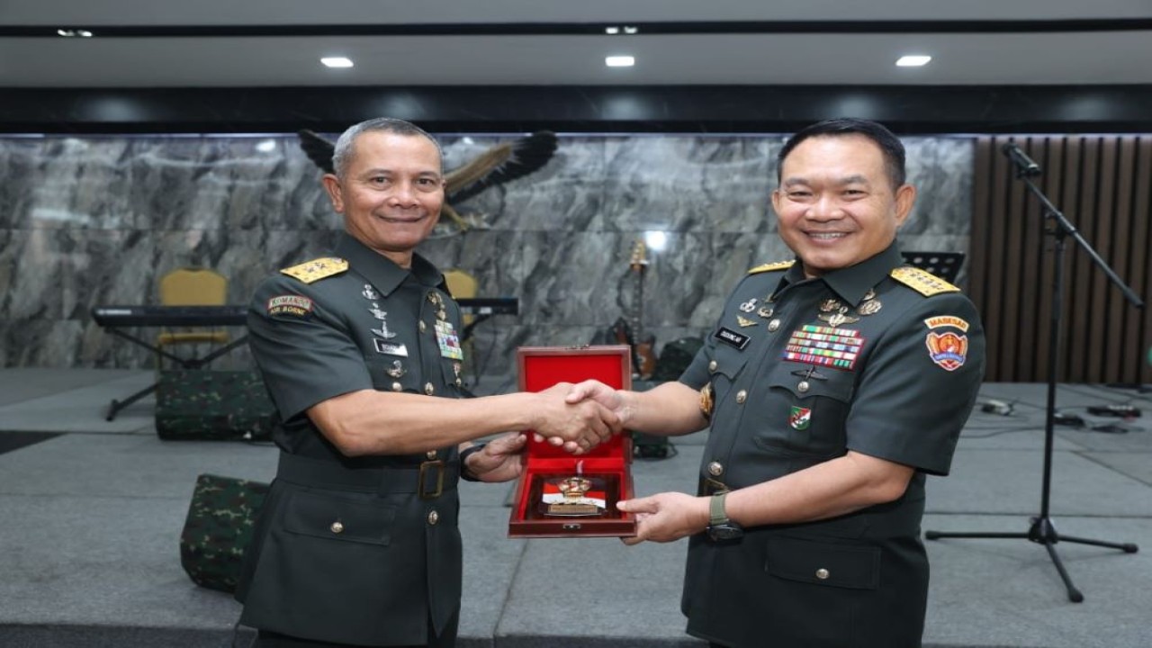 Kasad Jenderal TNI Dudung Abdurachman memimpin upacara sertijab. Salah satu Pati TNI Angkatan Darat (AD) yang dilantik adalah Mayjen TNI Richard T.H. Tampubolon sebagai Irjenad. (Istimewa/Dispenad)