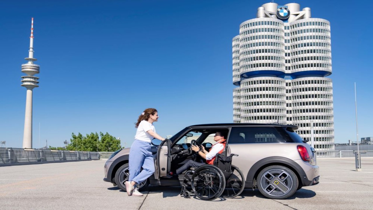 Mini perkenalkan Cooper SE bagi penyandang disabilitas untuk bisa mengemudi. (Carscoops)