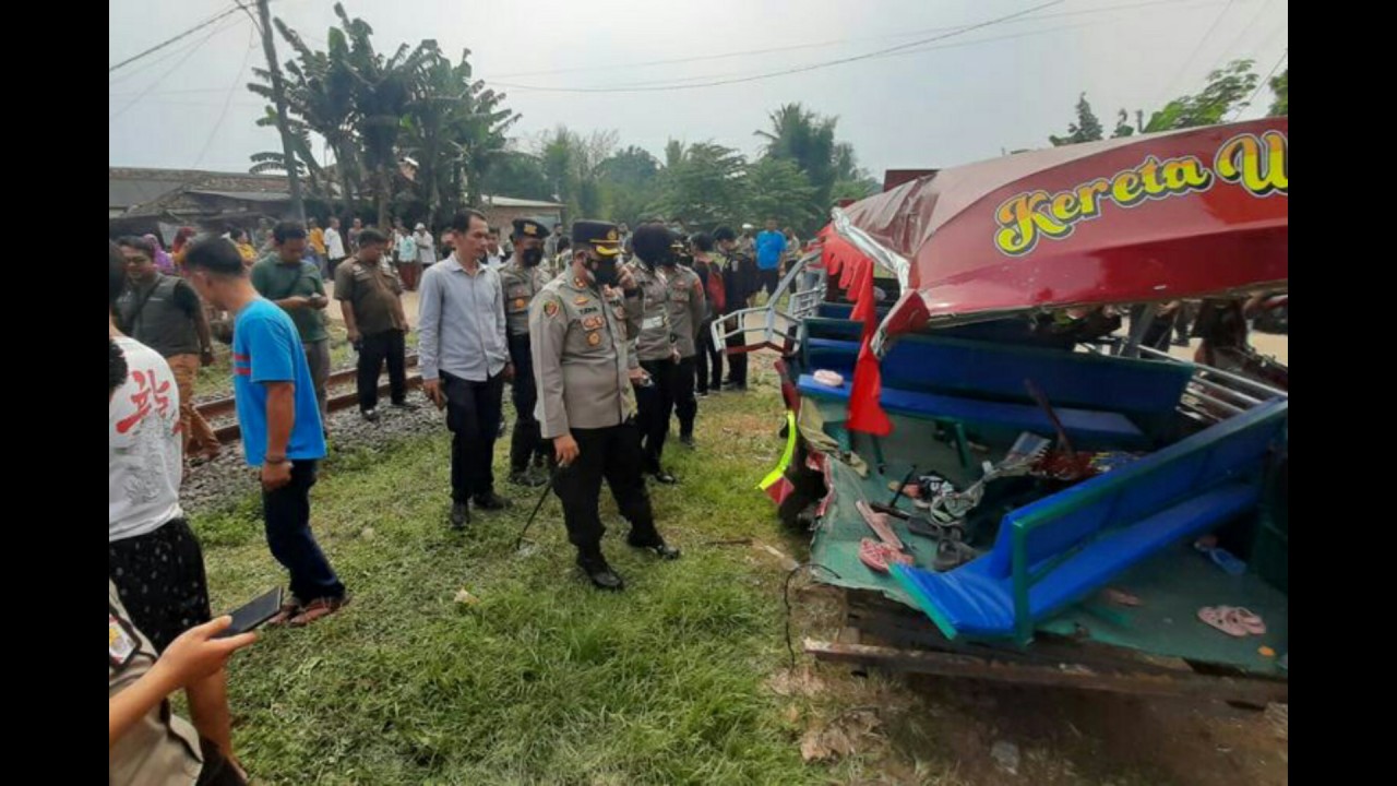 Odong-odong tertabrak kereta. (Kompas.com)