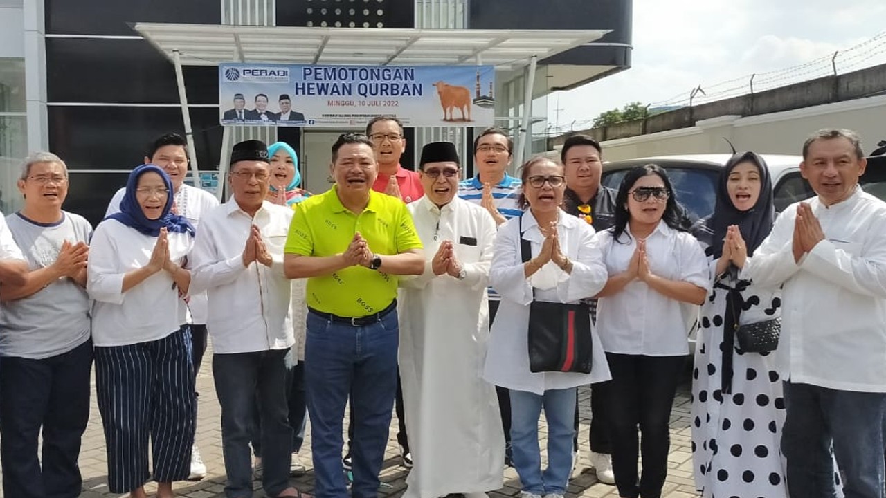 Ketua Umum Peradi Otto Hasibuan, foto bersama dengan para Pengurus Peradi di depan Gedung Peradi Tower, Minggu (10/7/2022). (Foto: Ramses R. Manurung)