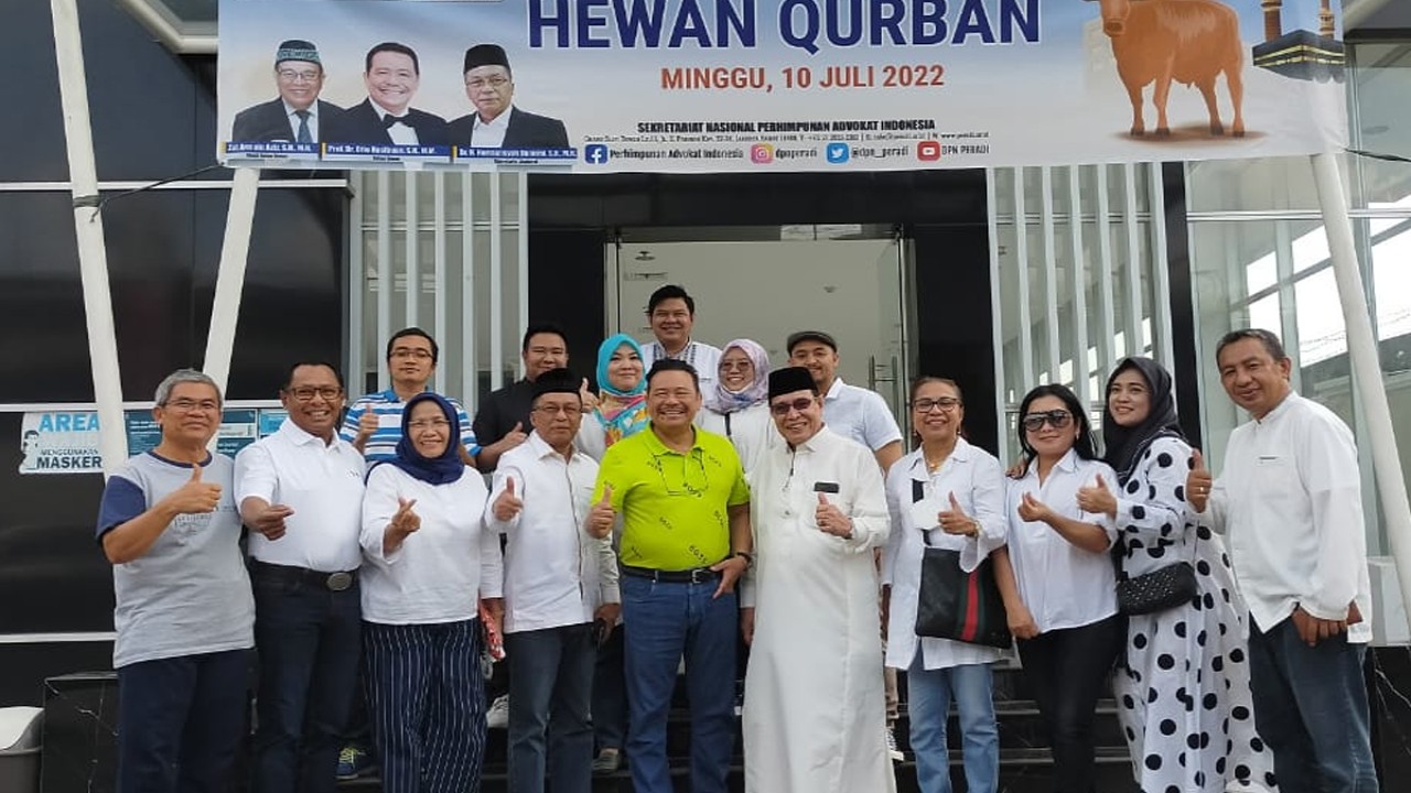 Ketua Umum Peradi Otto Hasibuan, foto bersama dengan para Pengurus Peradi di depan Gedung  Peradi Tower, Minggu (10/7/2022). (Foto: Ramses R. Manurung)