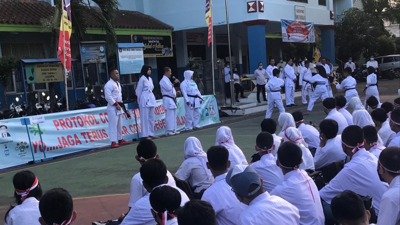 Pengenalan dan atraksi seni beladiri Karate-Do TAKO di SMK Yadika 3