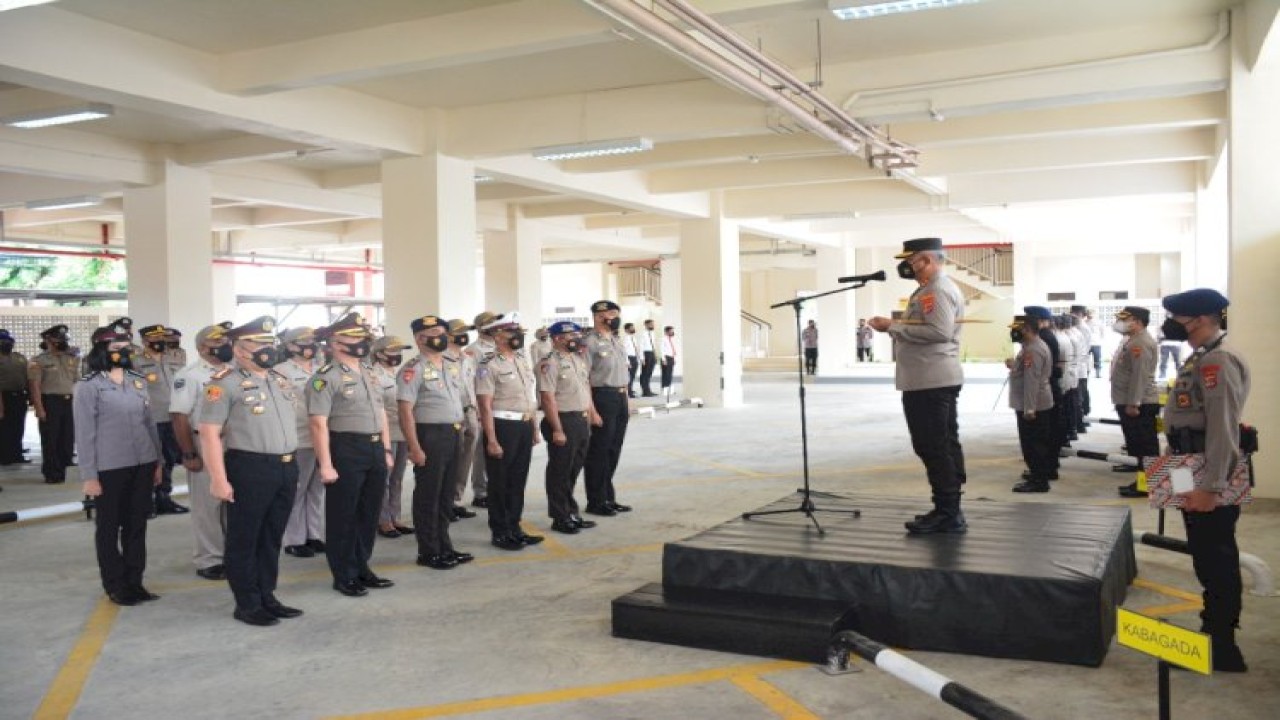 Kapolda NTT Irjen Pol Setyo Budiyanto saat memimpin upacara Korps Raport Kenaikan Pangkat Anggota dan ASN Lingkup Polda NTT. Foto (Istimewa)