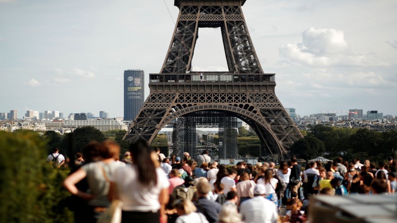 Ilustrasi. warga Prancis mengunjungi menara Eiffel. (Reuters)