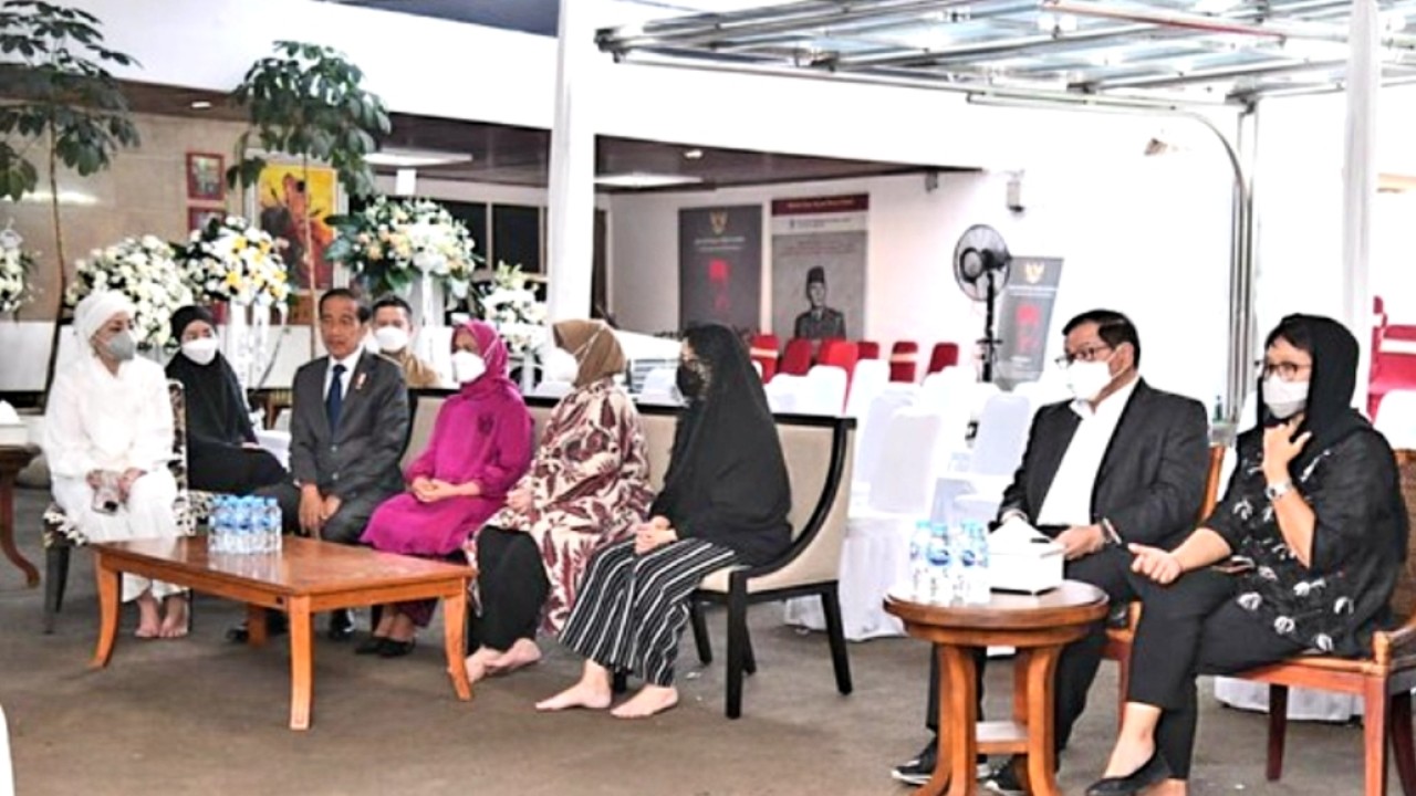 Presiden Jokowi dan Ibu Negara Iriana Joko Widodo tengah takziah ke rumah duka Tjahjo Kumolo usai lakukan kunjungan kerja ke empat negara/Biro Pers Sekretariat Presiden