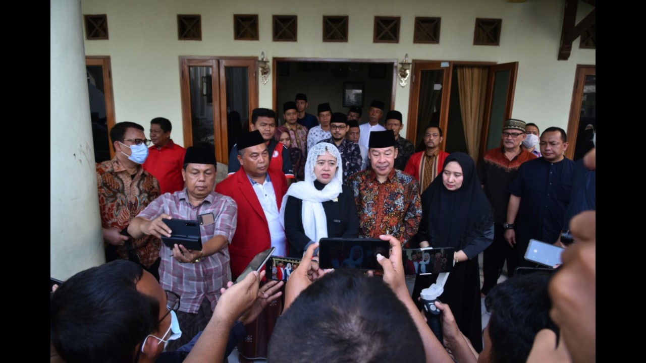 Puan Maharani saat berkunjung ke Ponpes Buntet, Cirebon.