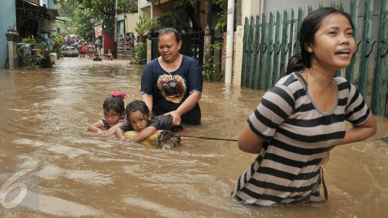 Sejumlah warga harus meninggalkan rumah mereka yang terendam banjir/ist