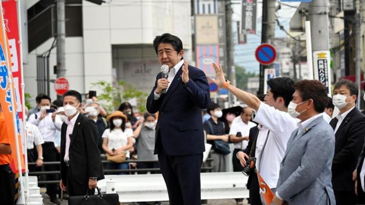 Mantan Perdana Menteri Jepang Shinzo Abe memberikan pidato sebelum dia ditembak dari belakang. (Asahi Shimbun/via Reuters)