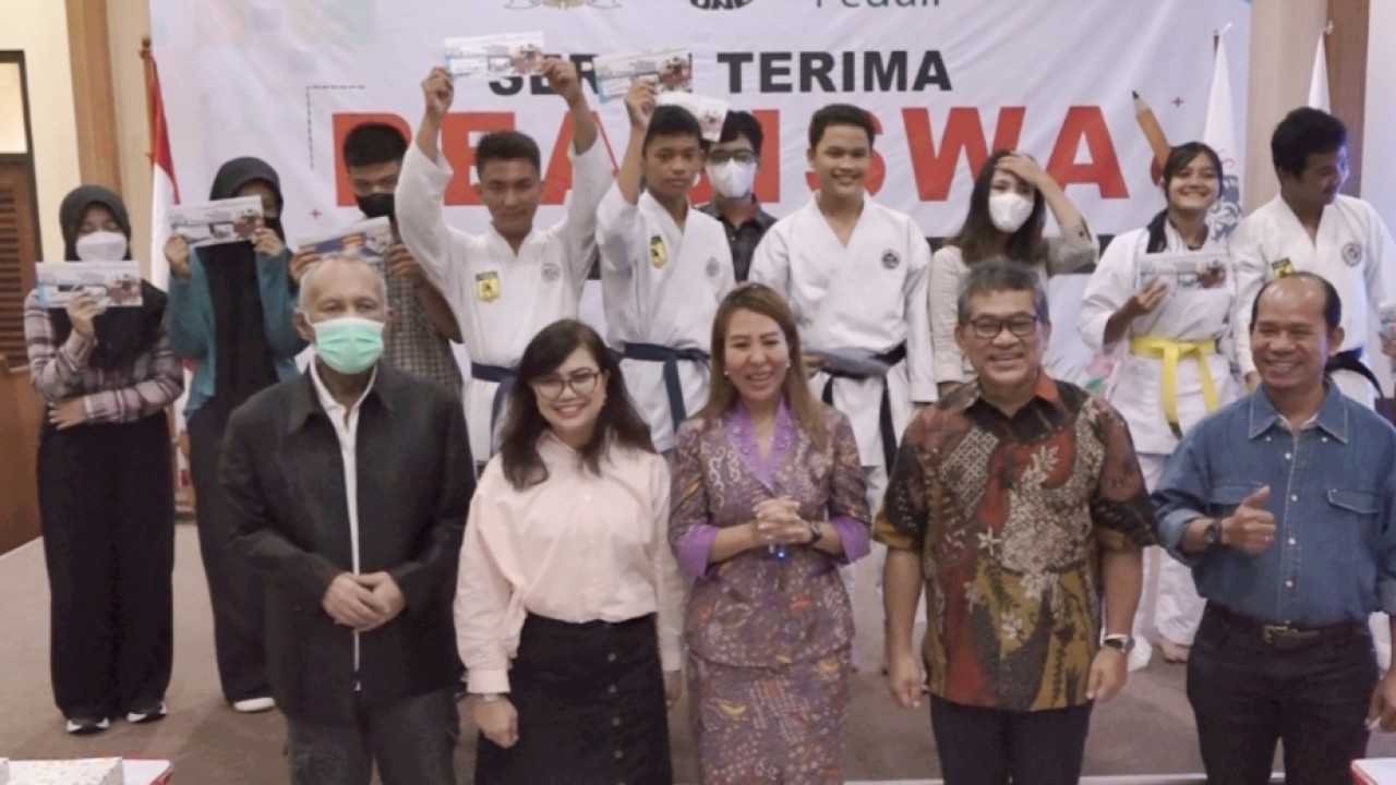 Pemberian beasiswa oleh  Sondang Tiar Debora Tampubolon kepada para atlet Karate-Do TAKO Indonesia ini diapresiasi positif oleh anggota Dewan Guru Yayasan Perguruan Karate-Do TAKO Indonesia/Nusantara TV