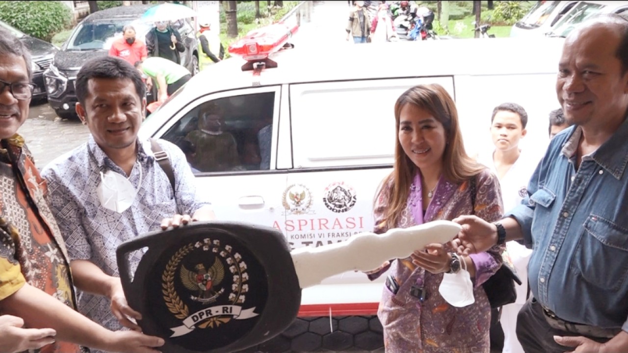 Anggota DPR RI Komisi Vl Fraksi PDI Perjuangan Sondang Tiar Debora Tampubolon (STDT) menyerahkan satu unit mobil ambulance kepada pengurus Yayasan Perguruan Karate-Do TAKO Indonesia/Nusantara TV