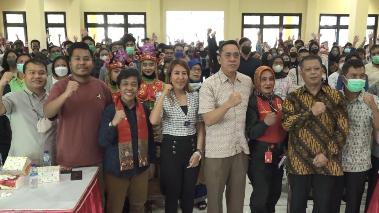 Direktur Utama PT Bangkitgiat Usaha Mandiri (PT BUM), Dimpos Giarto Valentino Tampubolon, Direksi NT Corp, Tommy William Tampubolon, anggota DPR RI Komisi Vl Fraksi PDI Perjuangan Sondang Tiar Debora Tampubolon, Asisten Pemerintahan Kota Jakarta Timur Eka Darmawan, Pengurus Dewan Pimpinan Cabang (DPC) PDI Perjuangan Jakarta Timur, Mutiati Sejahtera bersama para penerima beasiswa./Nusantara TV