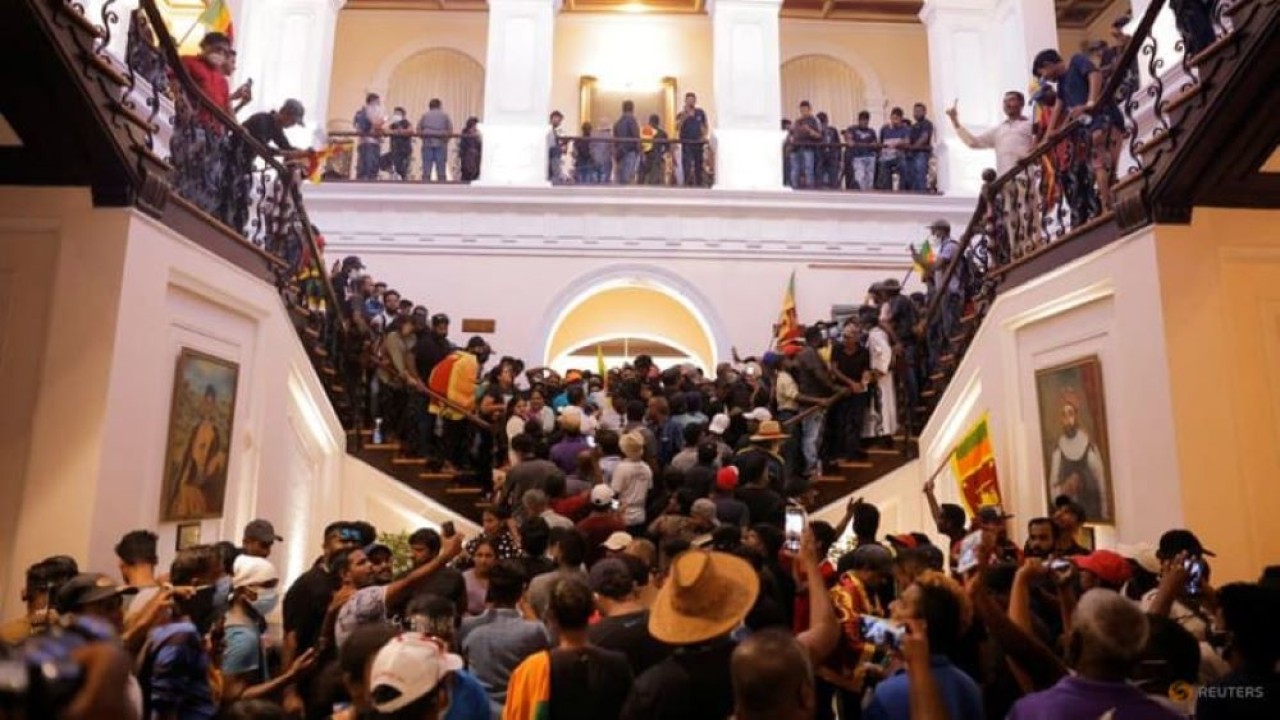 Demonstran memprotes di dalam Gedung Presiden, setelah Presiden Sri Lanka Gotabaya Rajapaksa melarikan diri, di tengah krisis ekonomi negara, di Kolombo, pada 9 Juli 2022. (Dinuka Liyanawatte/Reuters)