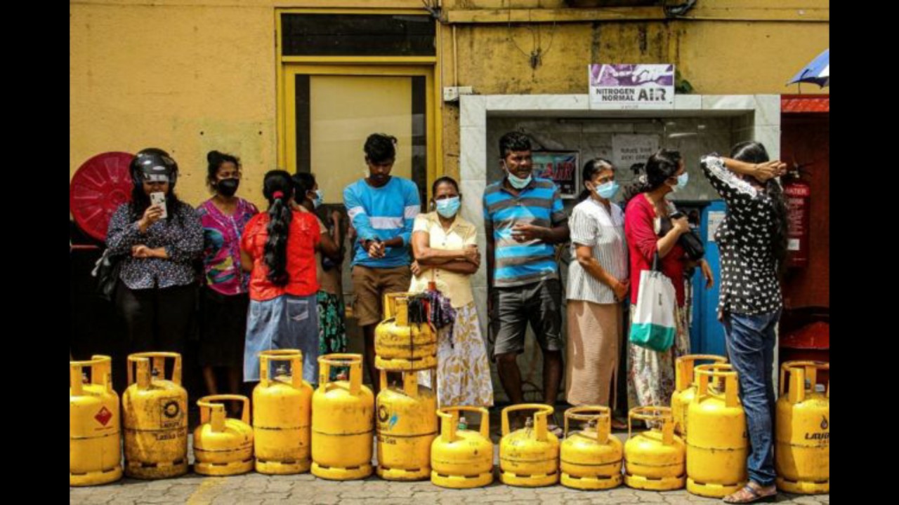 Antrean pembelian bahan bakar di Sri Lanka. (Net)