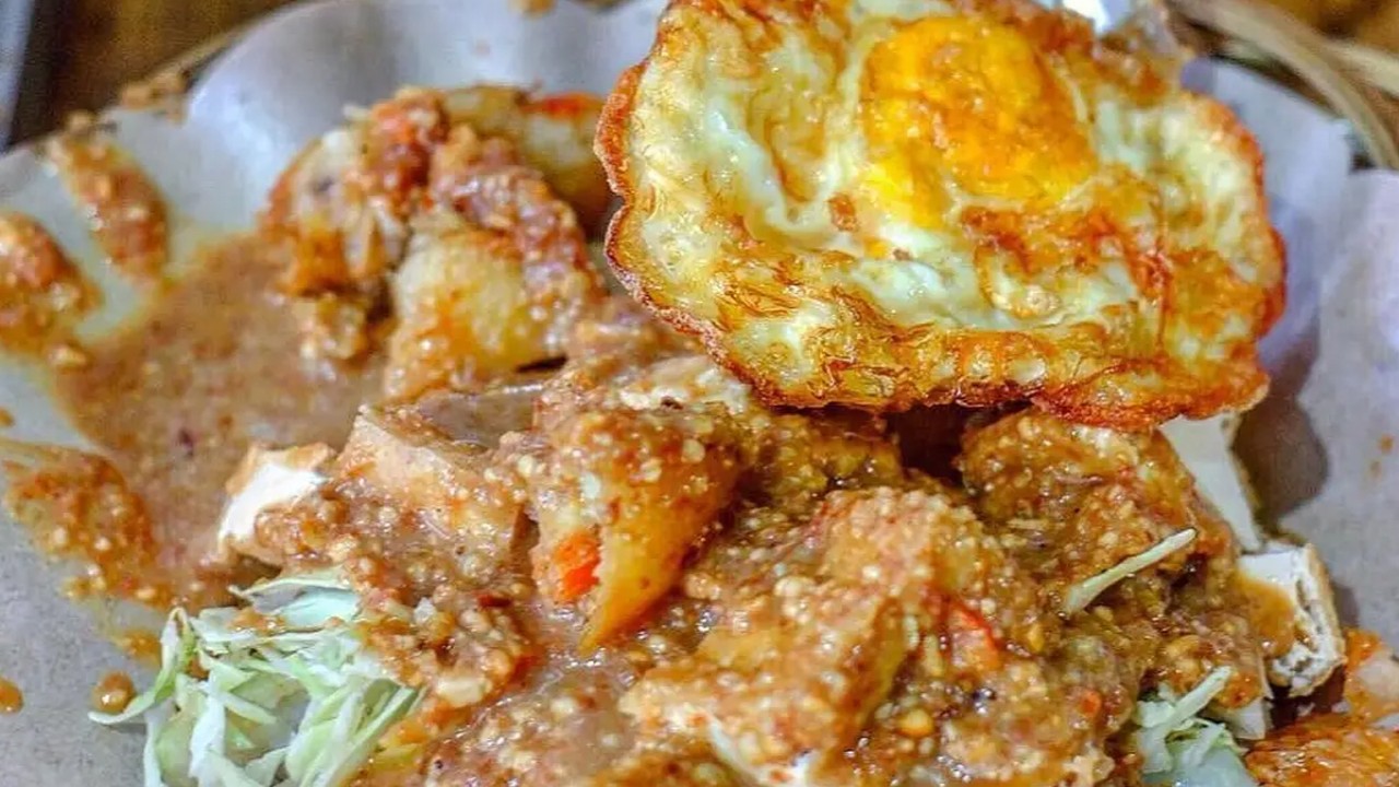 Tahu Gimbal, kuliner khas Kota Semarang.