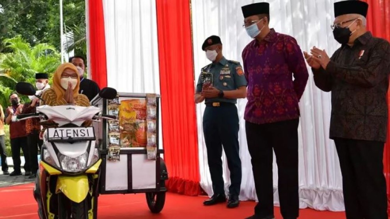 Wapres KH Ma'ruf Amin menyebutkan pemberian bansos ini merupakan komitmen pemerintah untuk memberikan perlindungan sosial kepada masyarakat yang tidak mampu, serta memberdayakan masyarakat agar nantinya dapat mandiri. (SK-BPMI, Setwapres)