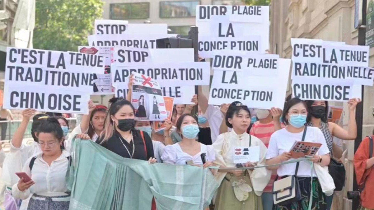 Warga China berunjuk rasa memprotes Dior yang dianggap menjiplak rok tradisonal mereka/ist
