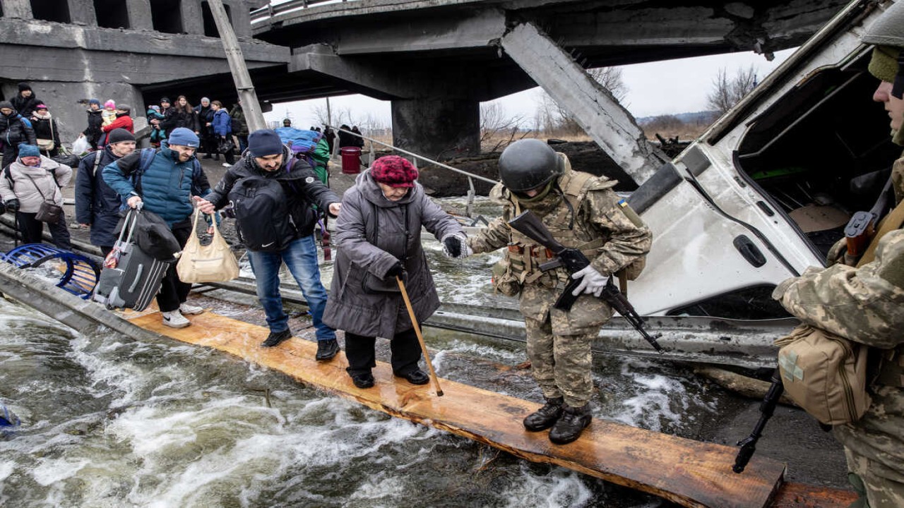 Warga Ukraina harus meninggalkan rumah mereka yang hancur terkena rudal Rusia/ist