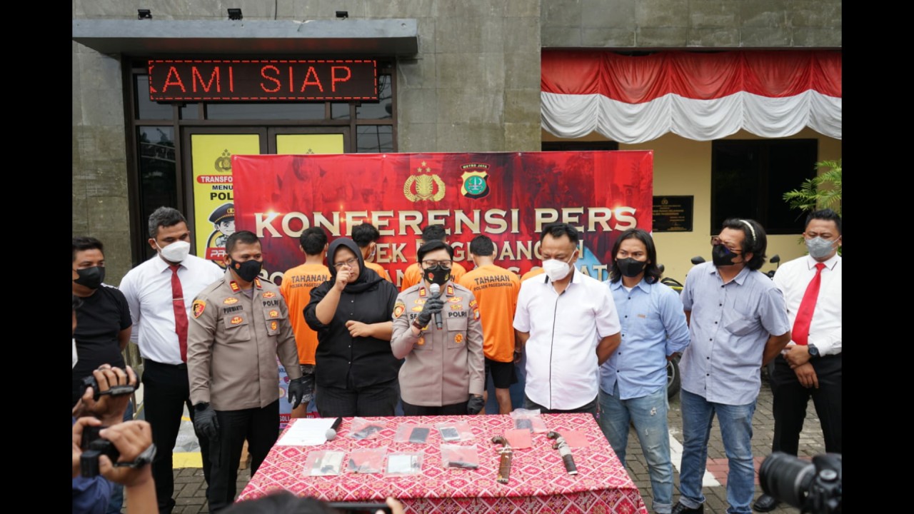 AKP Seala Syah Alam saat konferensi pers pengungkapan kasus pencurian kendaraan bermotor.