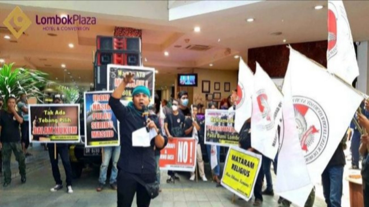 LSM Garuda Indonesia melakukan aksi unjuk rasa di Hotel Lombok Plaza Mataram, Rabu (3/8/2022). Foto (Istimewa)