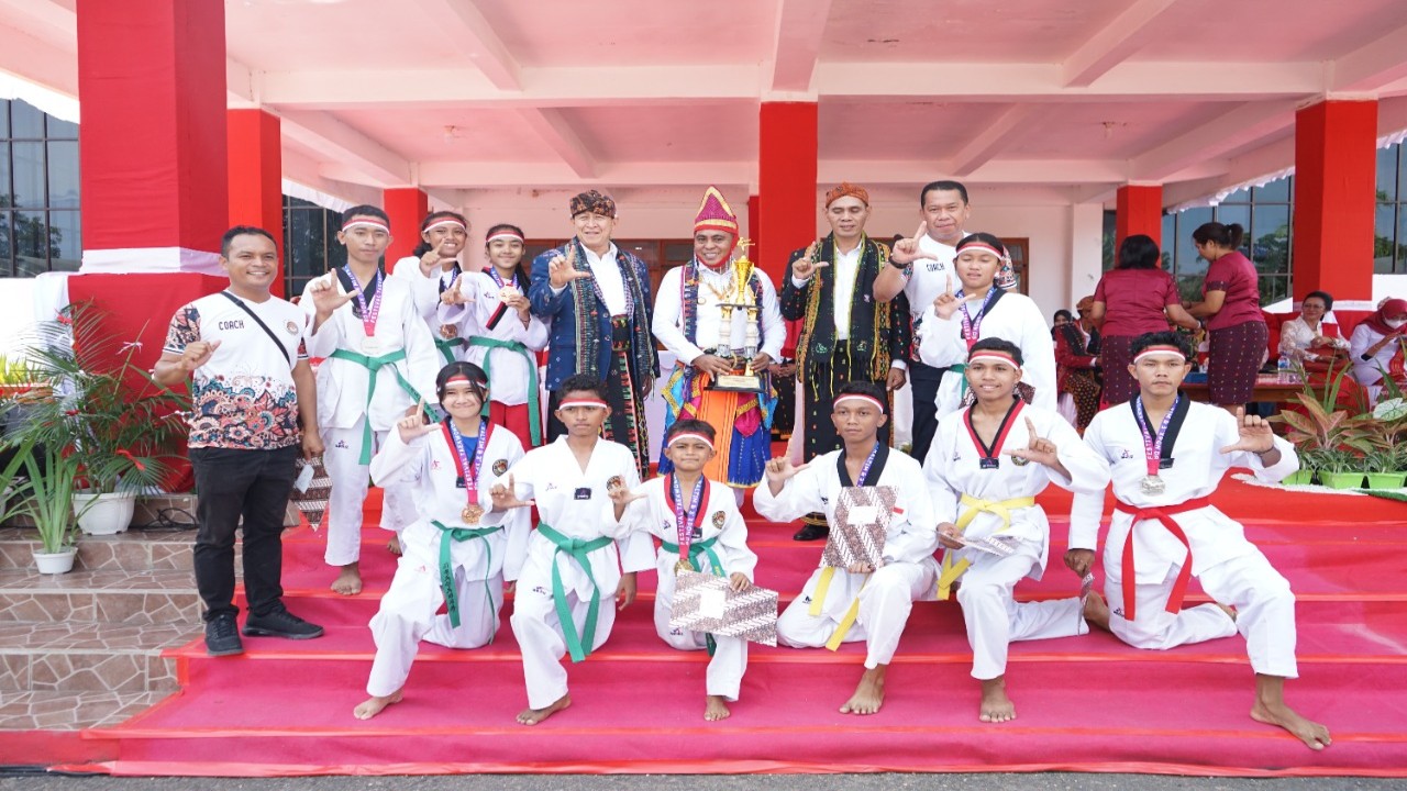 Bupati Manggarai Barat, Edistasius Endi berpose bersama atlet Taekwondo dan Kempo Mangarai Barat. Foto (Istimewa)