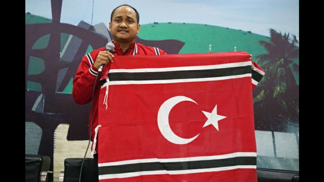 Anggota DPD Facrul Razi mengibarkan bendera Aceh. (Net)