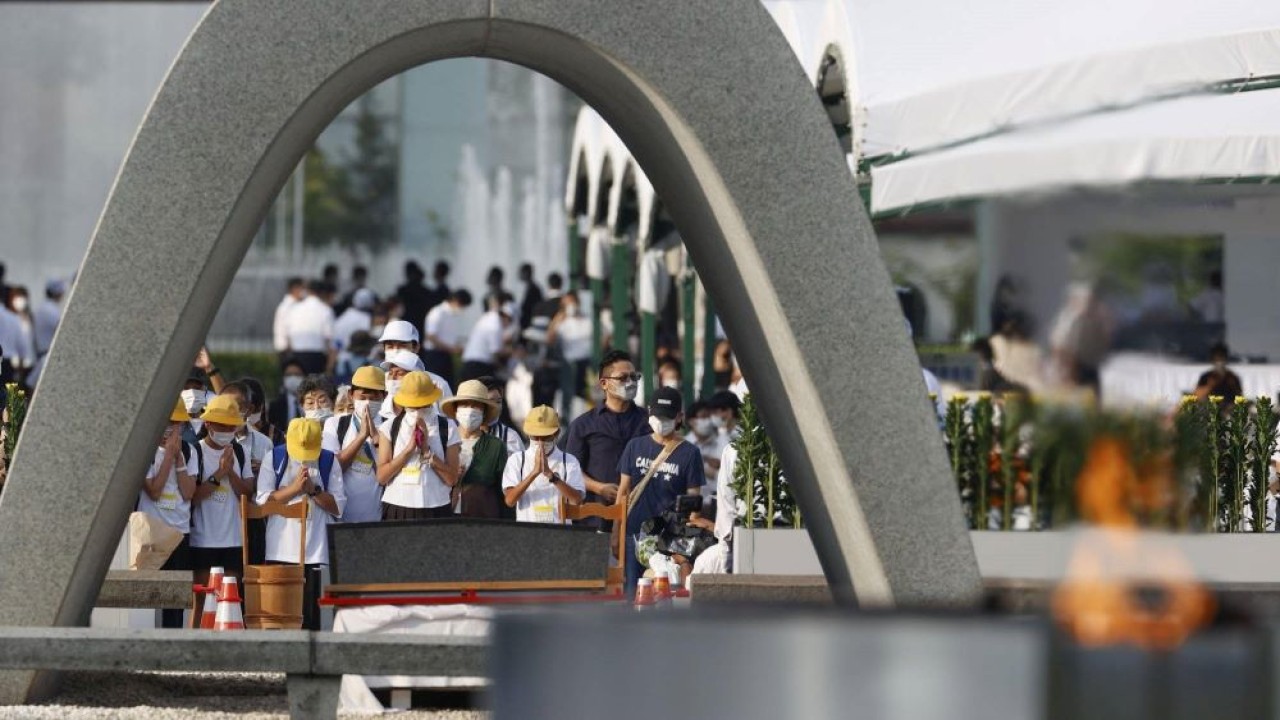 Pelajar berdoa pada Sabtu (6/8/2022), dalam peringatan ke-77 tahun bom Hiroshima di depan Monumen Peringatan Korban di Taman Peringatan Perdamaian di kota Hiroshima. (Kyodo)