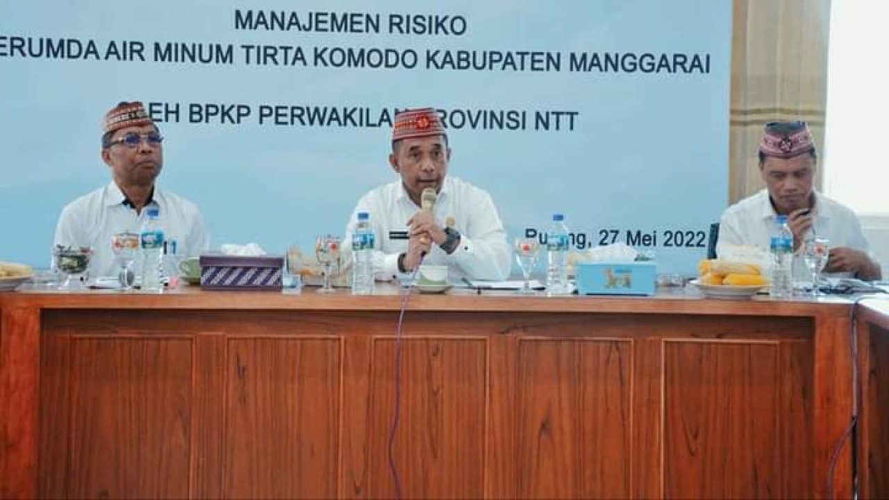 Bupati Manggarai Herybertus G. L. Nabit melakukan kunjungan kerja di Perumda Air Minum Tirta Komodo pada Senin (22/8/2022). Foto (Istimewa)