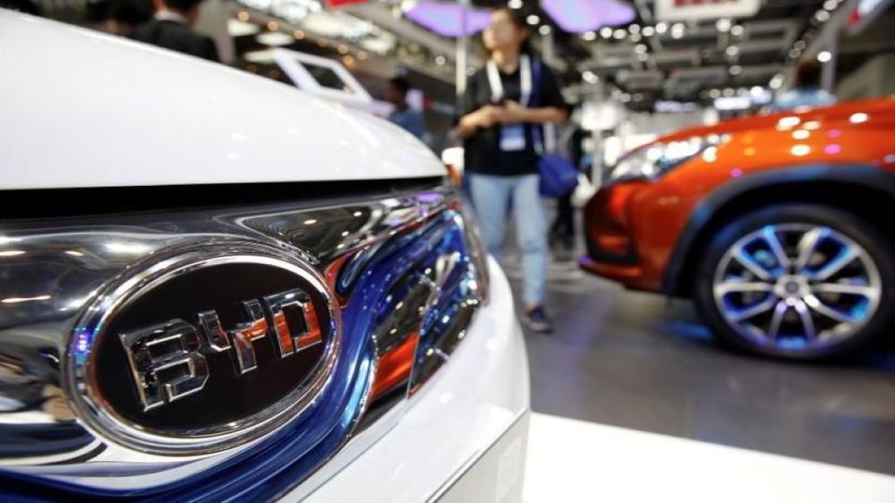 Logo BYD terlihat pada mobil yang dihadirkan pada pameran mobil Auto China 2016 di Beijing, China, 29 April 2016. (Damir Sagolj/Reuters)