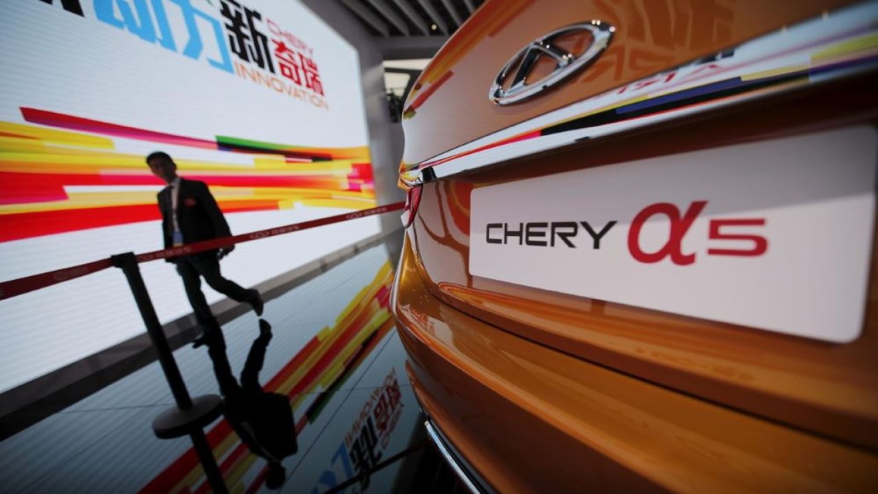 Seorang pengunjung berjalan di sebelah mobil Chery selama Pameran Industri Mobil Internasional Shanghai ke-16 di Shanghai, 20 April 2015. Carlos Barria. (Reuters)