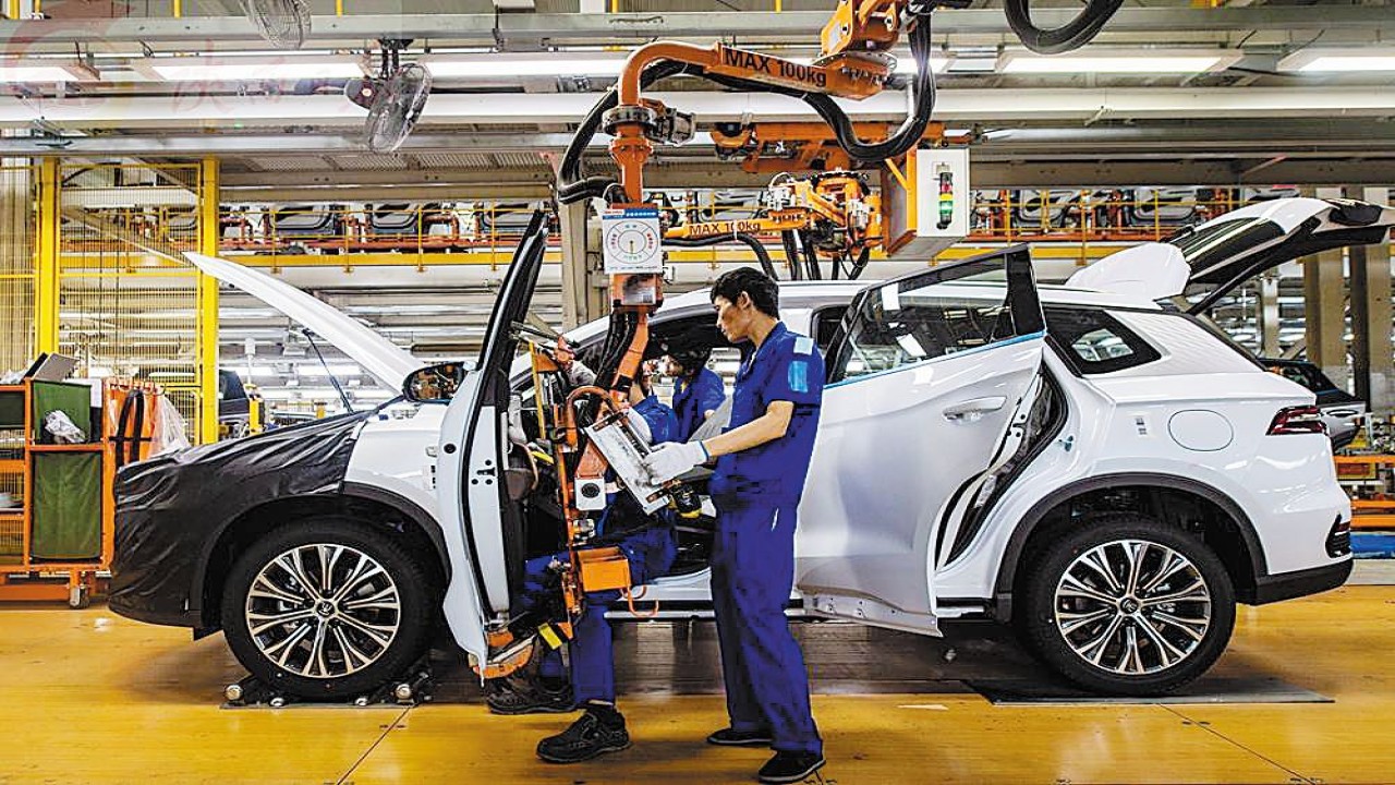 Pekerja merakit kendaraan di jalur produksi di pabrik BYD, produsen kendaraan energi baru terkemuka China, di Xi'an, provinsi Shaanxi, pada 5 Juli. (Yuan Jingzhi/China Daily)