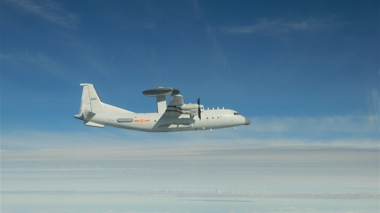 Sebuah pesawat peringatan dini dan kontrol Shaanxi KJ-500 China. (Kementerian Pertahanan Nasional Taiwan)