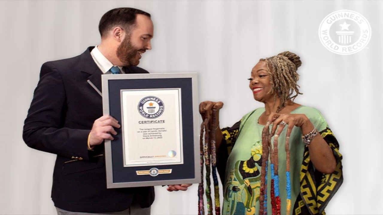 Diana Armstrong ketika menerima anugerah dari Guinness World Record. (Ist/Guinness World Records)