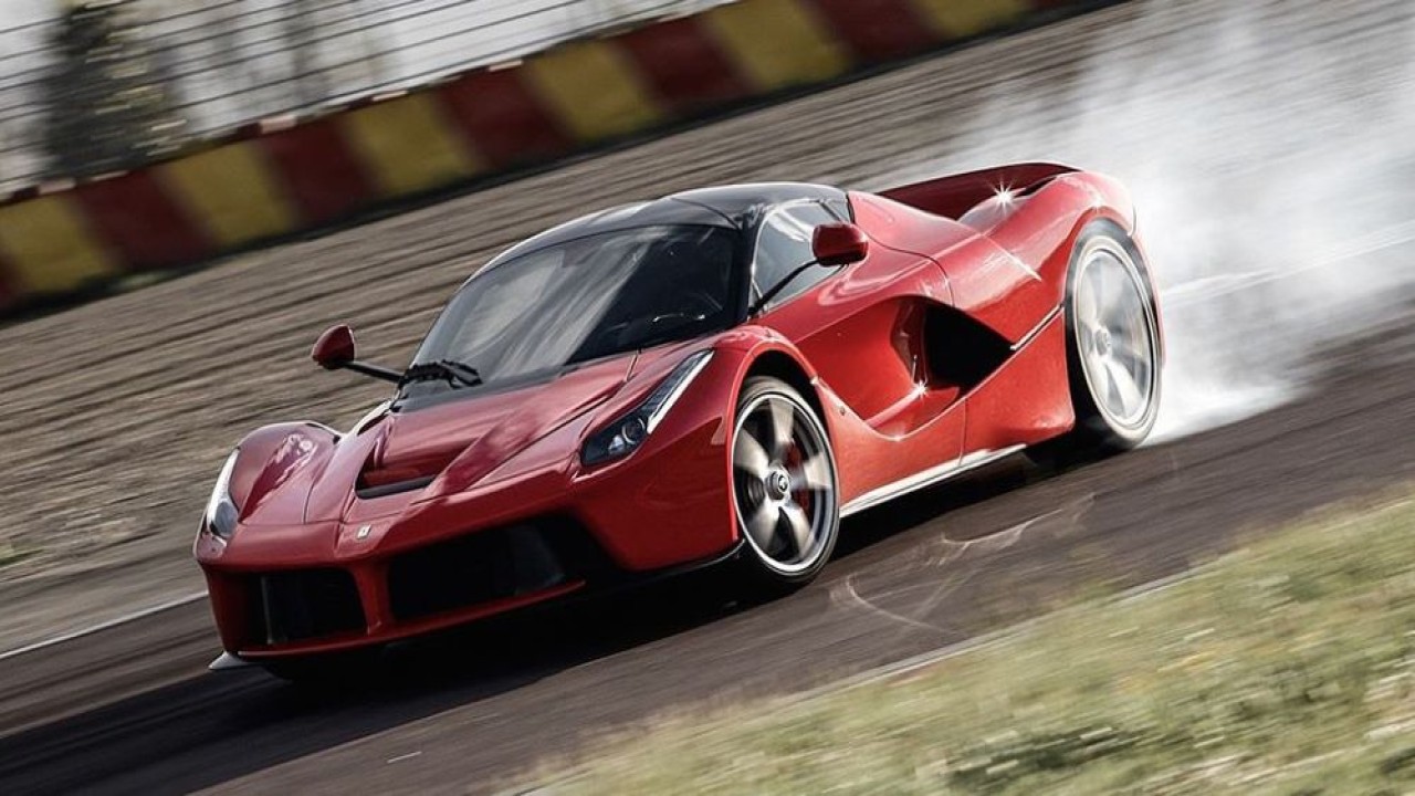 Kendaraan Ferrari LaFerrari 2015. (Car and Drive)