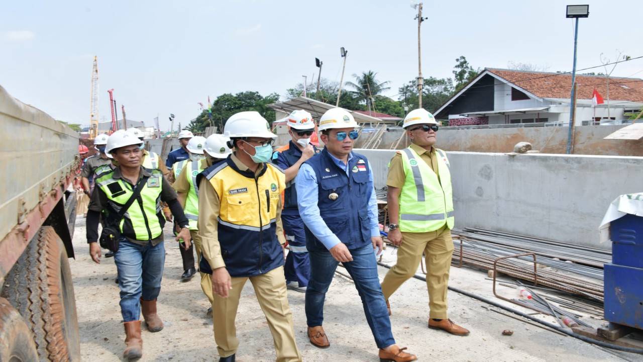 Gubernur Jabar Ridwan Kamil saat meninjau pembangunan Underpass Dewi Sartika Depok.