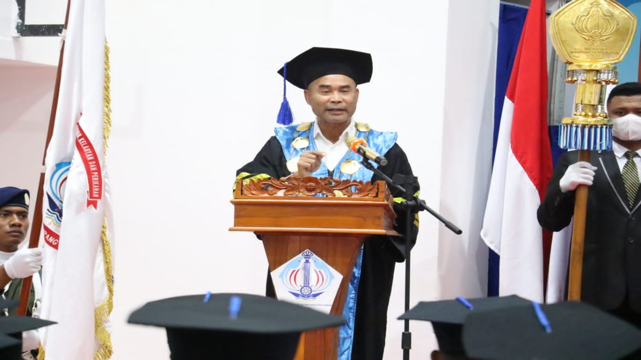 Gubernur NTT, Viktor Bungtilu Laiskodat saat menghadiri acara Sidang Senat Terbuka Politeknik Kelautan dan Perikanan Kupang Dalam Rangka Wisuda Diploma Tiga Tahun Akademik 2021/2022 bertempat di Kampus PKP Kupang pada Senin (29/08/2022). Foto (Istimewa)