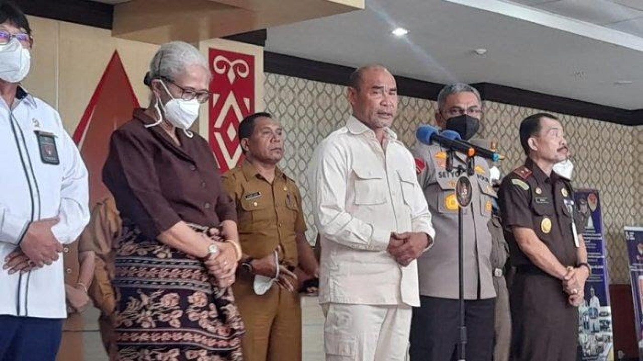 Gubernur NTT, Viktor Bungtilu Laiskodat beserta jajaran Forkopimda saat konfrensi pers terkait penetapan tarif masuk Pulau Padar dan Pulau Komodo. Foto ( Istimewa)