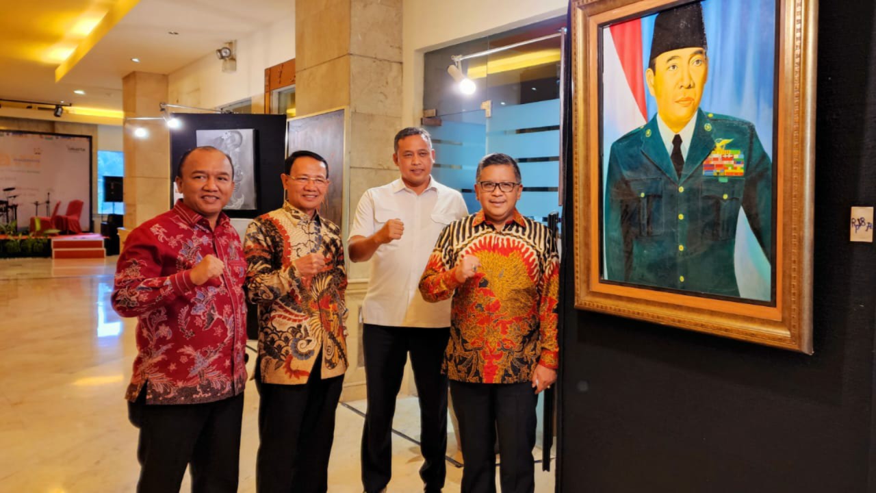 Sekjen PDIP Hasto Kristiyanto saat menghadiri pameran lukisan 'Freedom of Harmony'.