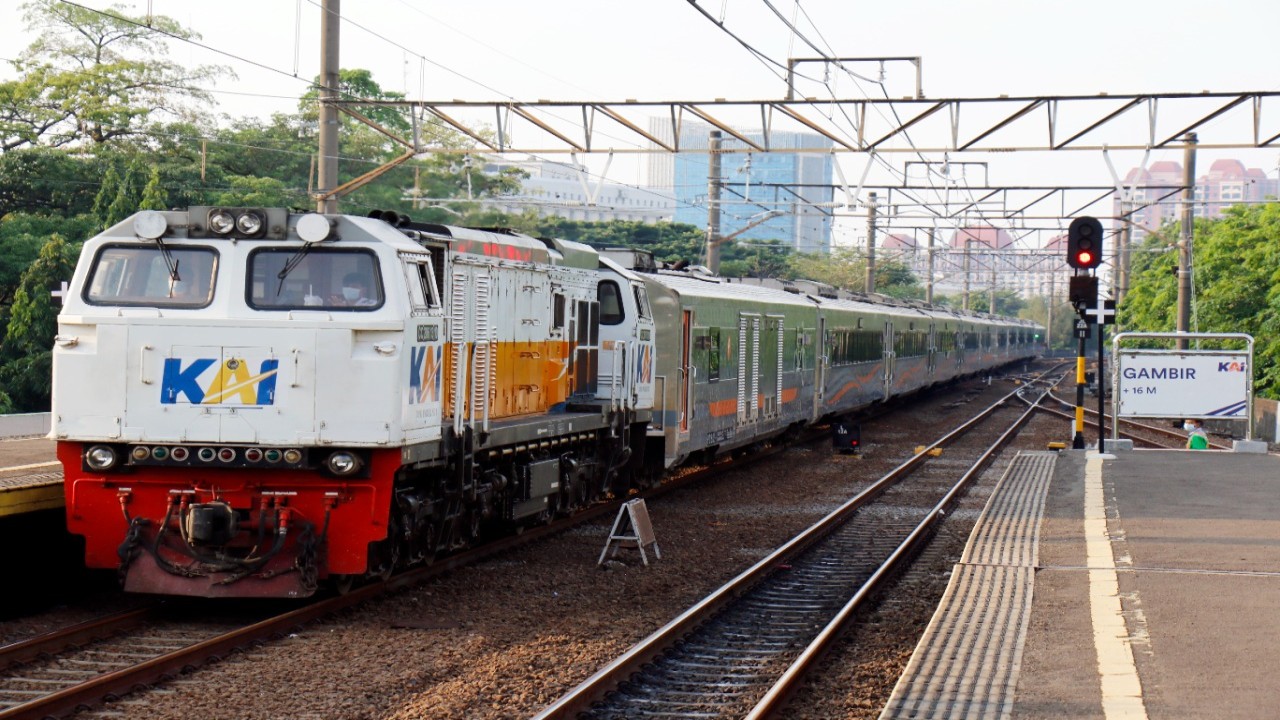 Ilusrasi kereta api singgah di stasiun/ist