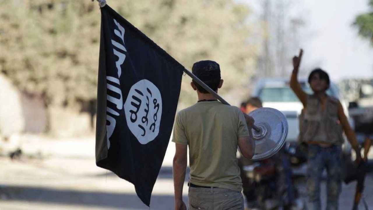 Ilustrasi. Seorang pria membawa bendera ISIS. (Khalil Ashawi/Reuters)