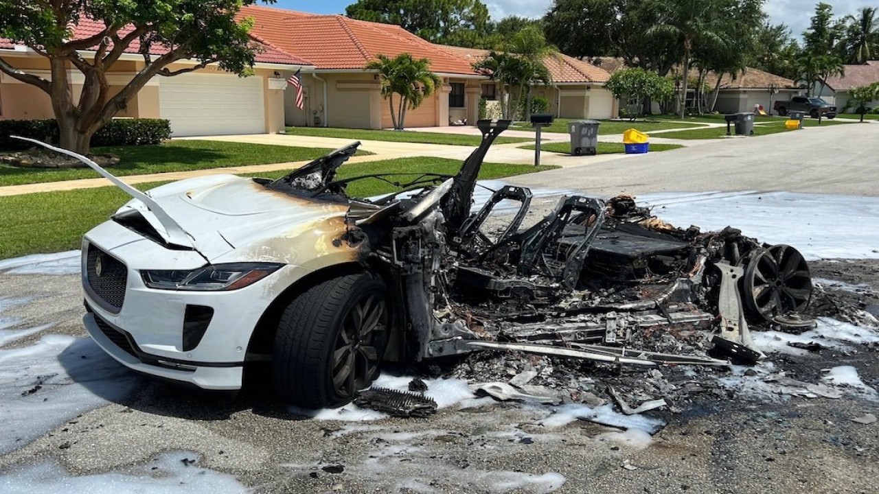 Mobil listrik I-Pace milik Gonzalo Salazar hangus terbakar saat mengisi ulang daya. (Gizmochina)