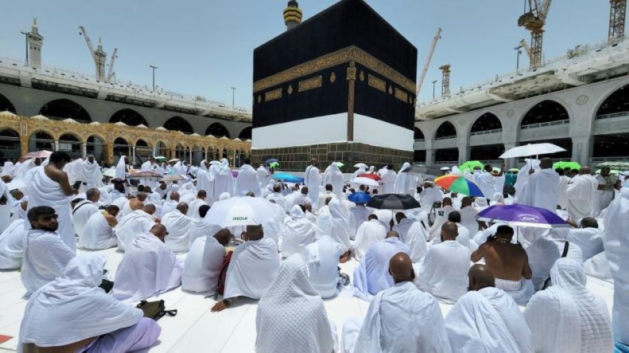 Jamaah haji melakukan salat Jumat di sekitar Kabah, tempat suci umat Islam, di Masjidil Haram di kota suci Makkah, selama awal pelaksanaan ibadah haji tahunan. (dpa/aawsat)