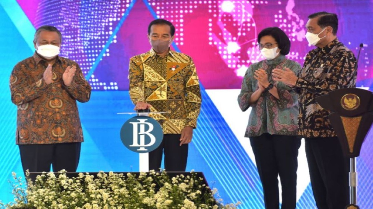 Presiden Jokowi didampingi Gubernur BI Perry Warjiyo, Meko Marves Luhut Binsar Pandjaitan, dan Menkeu Sri Mulyani pada Peluncuran Kartu Kredit Pemerintah Domestik dan QRIS Antarnegara, Senin (29/08/2022), di Jakarta. (Humas Setkab/Agung)