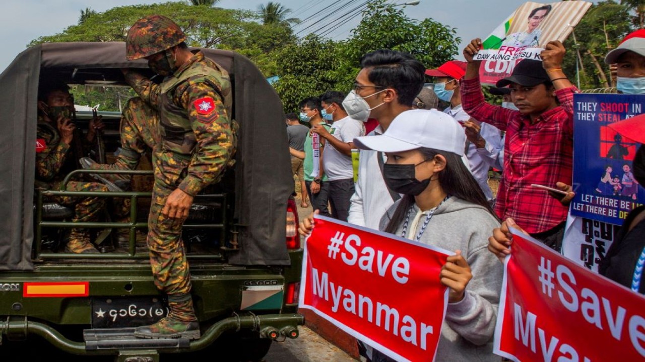 Seorang tentara keluar dari kendaraan militer di luar Bank Sentral Myanmar selama protes terhadap kudeta oleh junta militer, di Yangon, Myanmar, 15 Februari 2021. (Reuters)