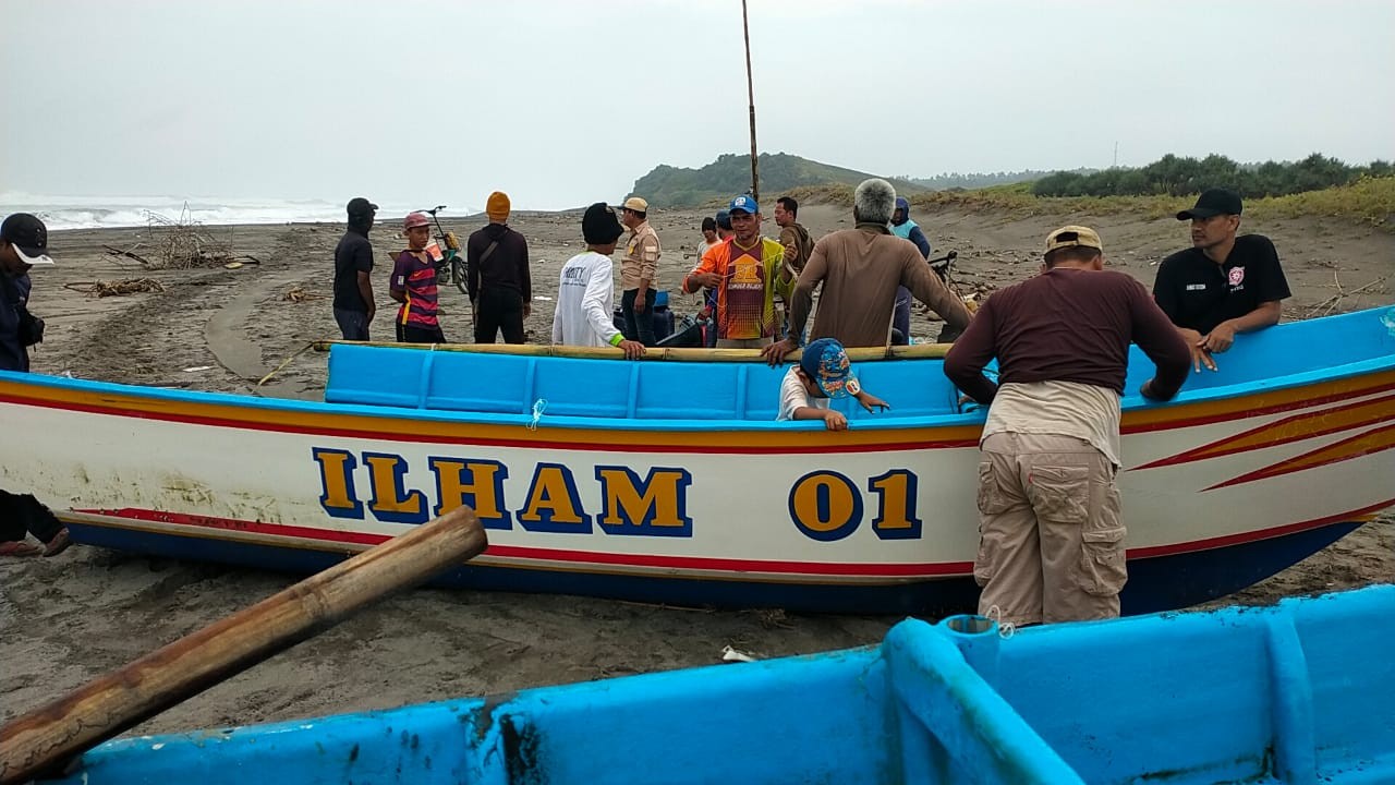 Kapal nelayan di Cianjur yang terhempas ombak