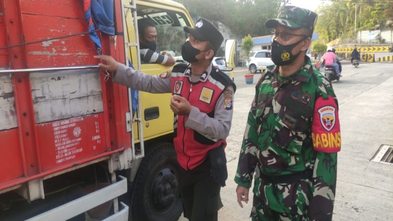 Penyekatan Mobil Angkut Ternak di Kabupaten Lombok Barat dalam rangka mencegah terjadi penyebaran PMK pada hewan. Foto (Istimewa)