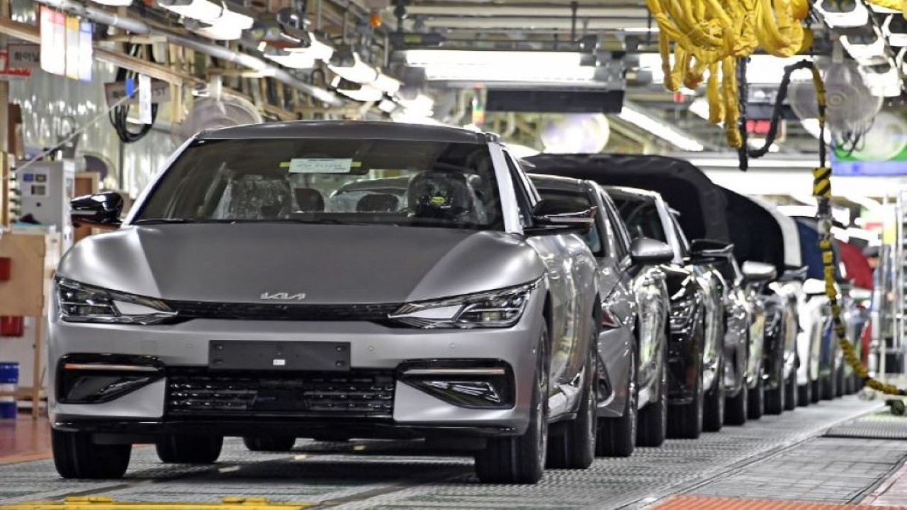 Kendaraan listrik Kia EV6 sedang diproduksi di pabrik di Hwaseong, Provinsi Gyeonggi. (Kia Motor)