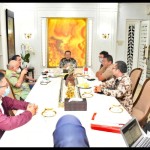 Ketua MPR RI Bambang Soesatyo bersama beberapa korban asuransi-1660100960