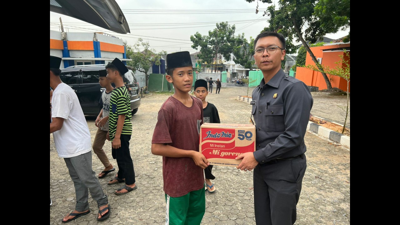 Kompol Ridwan Maliki (kanan) saat menyerahkan bantuan kepada anak-anak panti asuhan. (Ist)