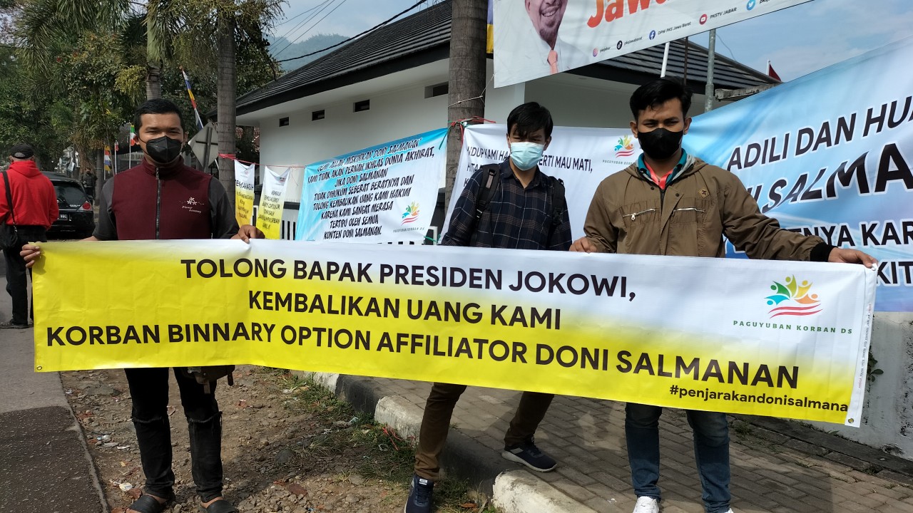 Para korban Doni Salaman gelar aksi di depan Pengadilan Bale Bandung. (Ode)