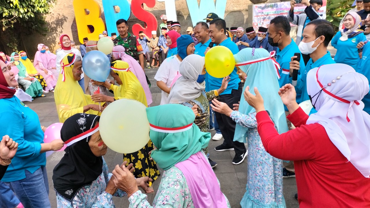 Sejumlah lansia mengikuti lomba 17 agustus-an di Kabupaten Bandung Jawa Barat